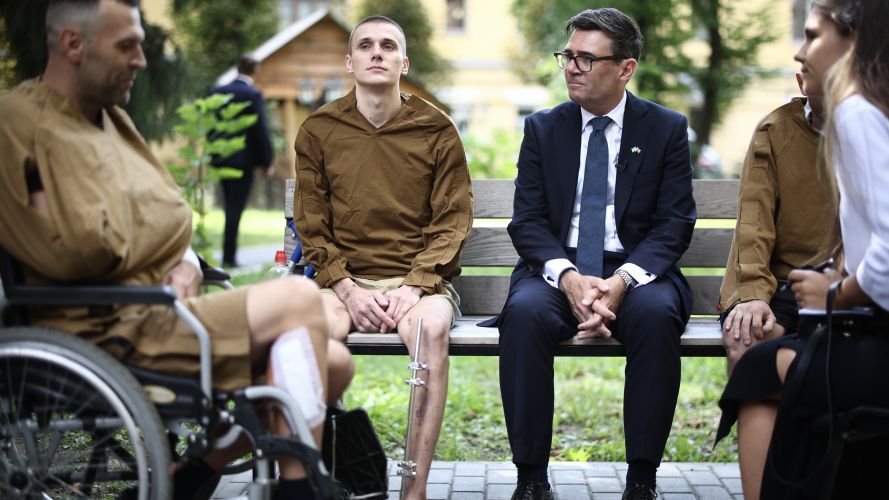 PM Andy Burnham (centre) meets patients wounded in the war at the Main Military Hospital, supported by the David Nott Foundation, a UK charity which has trained more than 1,000 Ukrainian surgeons, anaesthetists and other healthcare workers (Picture: PA) PM Andy Burnham in Kyiv Picture: PA