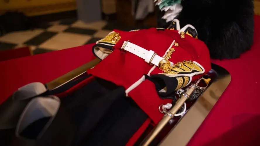 04092025 Welsh Guards present new Uniform for Brussels’ “Little Pissing Man” on Liberation Day 1 CREDIT MOD
