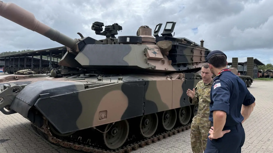 Major Lamb from the Australian Army outlines the capabilities of the Abrams to Cdr Lindsey 