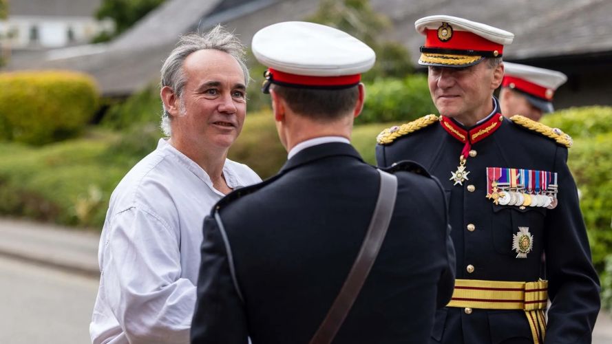 07082025 Lt Gen Charlie Stickland and artist David Griffin meet at the Commando Training Centre CREDIT Royal Navy