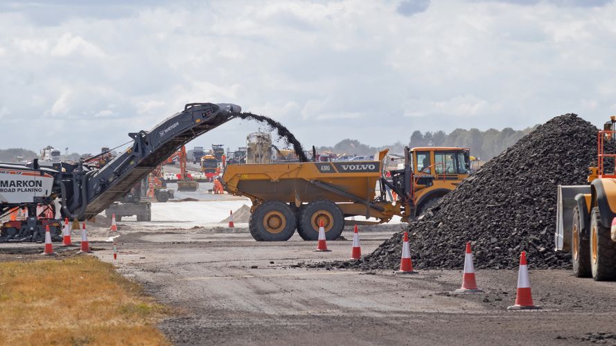 RAF Brize Norton in Oxfordshire is the largest RAF station with approximately 5,800 service personnel, 300 civilian staff and 1,200 contractors RAF Brize Norton in Oxfordshire is the largest RAF station with approximately 5,800 service personnel, 300 civilian staff and 1,200 contractors