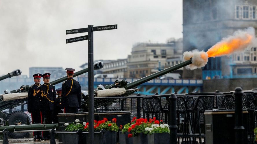 Members of the Honourable Artillery Company fire a salute with three 105mm L118 Light Guns at the Tower of London to mark the fourth anniversary of the King's accession to the throne Members of the Honourable Artillery Company fire a salute with three 105mm L118 Light Guns at the Tower of London to mark the fourth anniversary of the King's accession to the throne