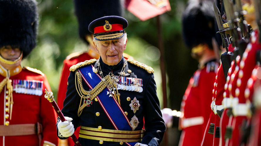 Following a Royal Salute and the National Anthem, the Regimental Lieutenant Colonel, Major General James Bowder, invited the King to inspect the soldiers Following a Royal Salute and the National Anthem, the Regimental Lieutenant Colonel, Major General James Bowder, invited the King to inspect the soldiers