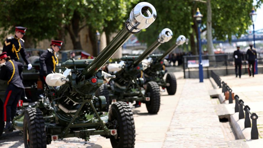 Meanwhile at the Tower of London, reservists from the Honourable Artillery Company assembled at the Gun Park on Tower Wharf to fire a 62-gun salute with their L118 Light Guns