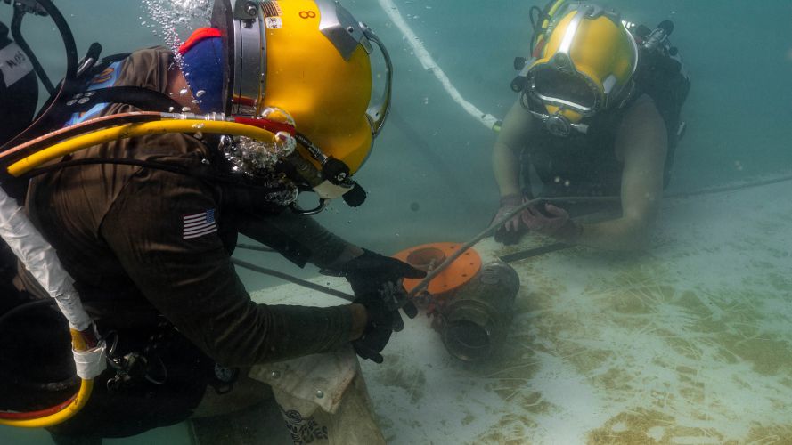 A US Navy diver works alongside a Royal New Zealand Navy diver during a salvage training dive at Joint Base Pearl Harbor-Hickam A US Navy diver works alongside a Royal New Zealand Navy diver during a salvage training dive at Joint Base Pearl Harbor-Hickam