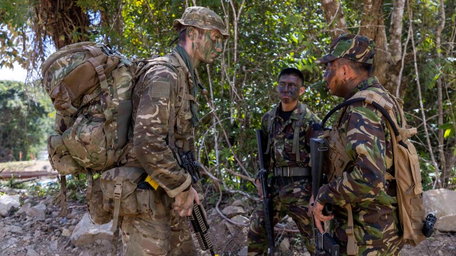 216 Parachute Signal Squadron soldier talks to members of the Belizean Defence Force 25012023 CREDIT MOD Crown Copyright.jpg