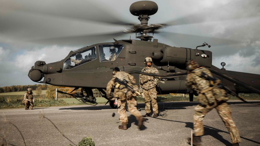 3 Regt Army Air Corps drag a fuel hose towards an Apache AH64-E to refuel it 26102022 CREDIT MOD Crown Copyright.jpg