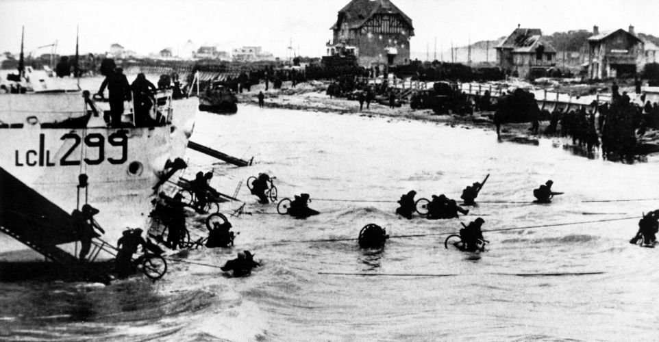Allied troops wade ashore 