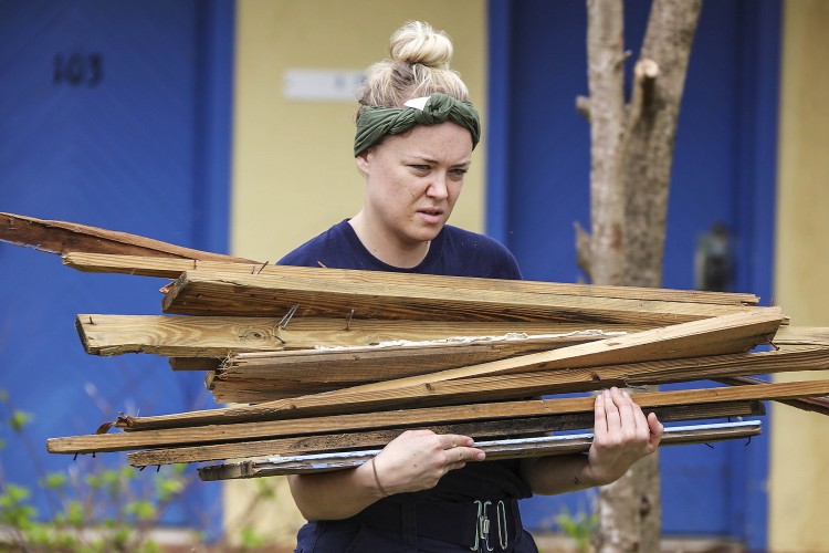 Members of HMS Ocean on Carribean relief