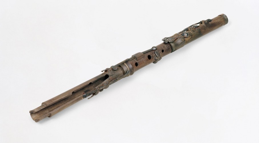 Flute in C. Rosewood, rings and valves in silver, head in ivory. B valve ruined.
Made by Heinrich Friedrich Meyer, Hanover before 1897.
