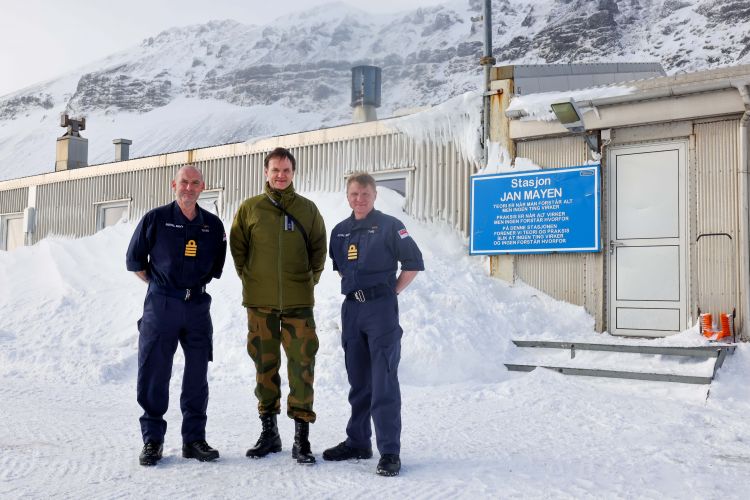 Captain Higham, a member of the Norwegian Forces and Commander L’Amie stand in the snow on the island of Jan Mayen in the Arctic 130422 CREDIT Royal Navy
