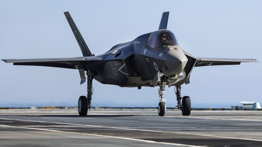 F-35B jet taxis across the flight deck of HMS Queen Elizabeth 110923 CREDIT MOD