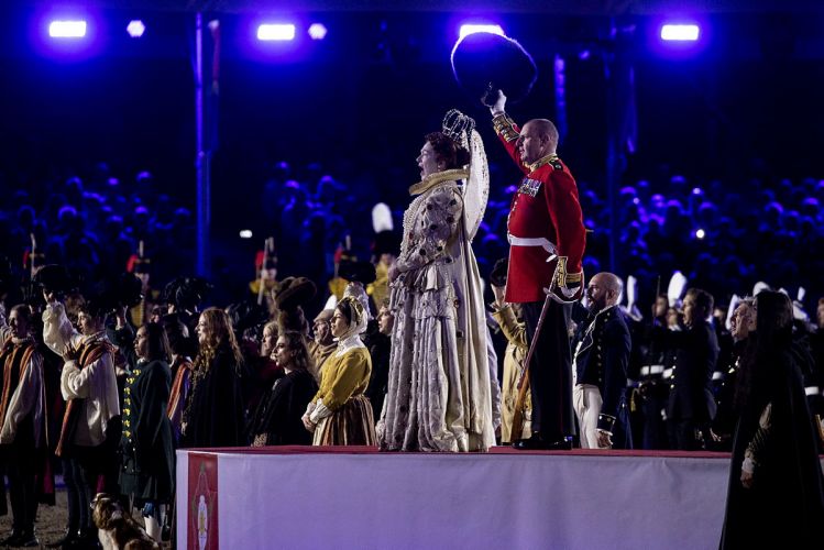 GSM Vern Stokes and Dame Helen Mirren at Queen's diamond jubilee pagent windosr 05052022 Credit Crown Copyright.