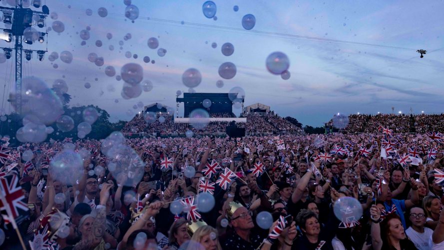 Huge crowds Household Division Orchestra Kings Coronation Concert Windsor 070523 CREDIT MOD