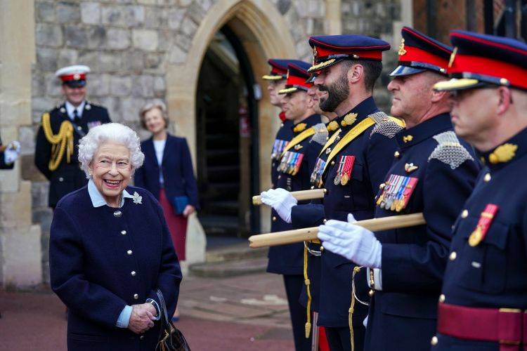 Her Majesty meeting members of the Royal Regiment of Canadian Artillery at Windsor Castle in October 2021 (Picture: PA Images/Alamy Stock Photo). Her Majesty meeting members of the Royal Regiment of Canadian Artillery at Windsor Castle in October 2021 (Picture: PA Images/Alamy Stock Photo).
