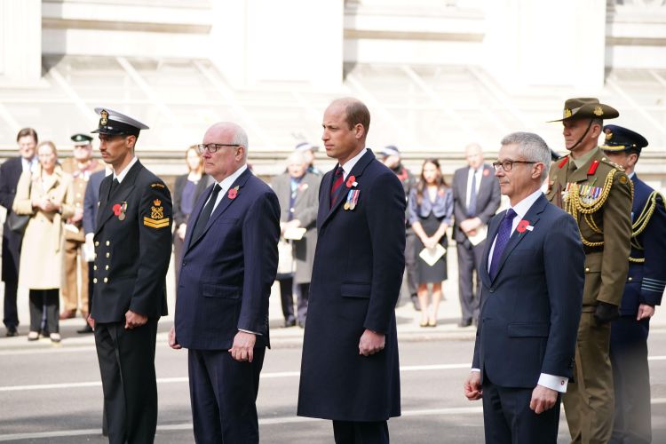 IMAGE ID 2J5P93J George Brandis, Prince William and Bede Corry during wreath laying ceremony commemorating Anzac Day at London's Cenotaph 250422 CREDIT PA Images, Alamy Stock Photo.jpg