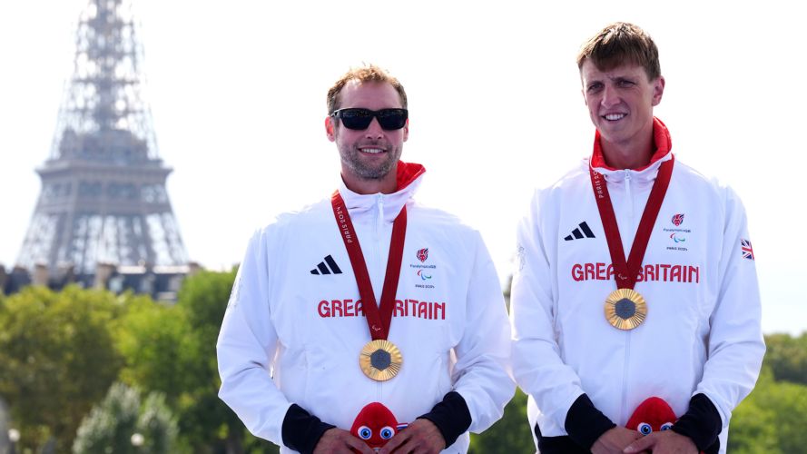 IMAGE ID 2Y0G3ER Great Britain’s Dave Ellis, left, and Luke Pollard, right, wins gold in the men’s PTVI Para Triathlon at the 2024 Paralympic Games in Paris NO REUSE CREDIT PA Images Alamy Stock Photo.jpg
