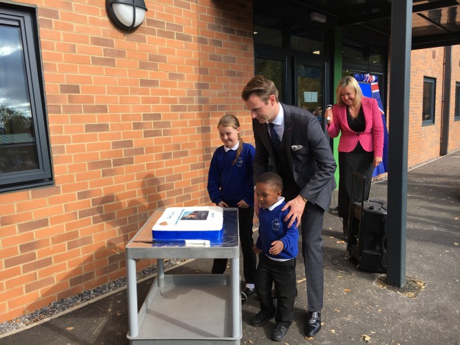 Richard Jones makes magic for forces kids 4