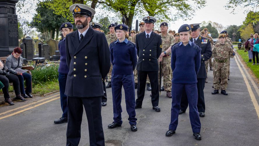 Image ID 2J5KCA8 Queen's Lancashire Regiment, Warrington Sea Cadets and veterans commemorated ANZAC Day 24042022 CREDIT John Hopkins,Alamy Live News.jpg