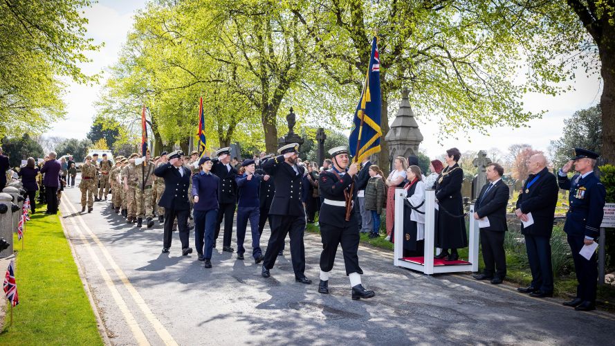 Image ID 2J5KCAE Queen's Lancashire Regiment, Warrington Sea Cadets and veterans commemorated ANZAC Day 24042022 CREDIT John Hopkins,Alamy Live News.jpg