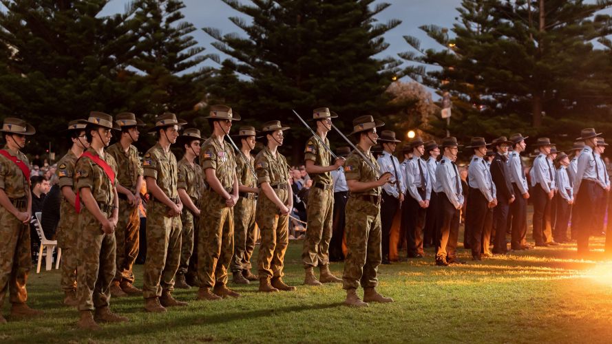 Image ID 2J5MWNC Catafalque party stands guard at the Coogee Dawn Service in Coogee, Sydney, Australia 25042022 CREDIT Izhar Ahmed Khan,Alamy Live News,Alamy Stock Photo.jpg