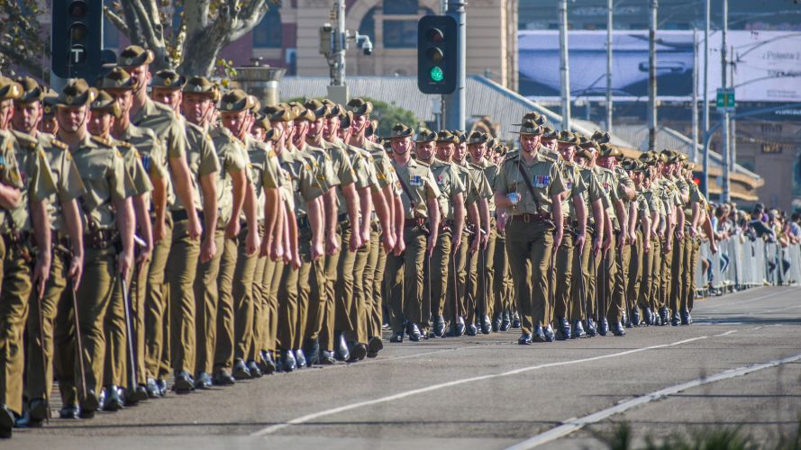 Image ID 2J5N8A9 Members of the Australian Army march together for the Anzac Day Parade 25042022 CREDIT Jay Kogler,Alamy Live News.jpg