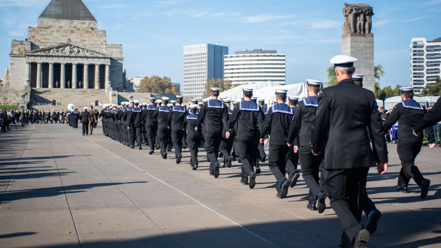 Image ID 2J5N8C7 Members of the Naval Association Australia march towards the Shrine of Remembrance for the Anzac Day Parade 25042022 CREDIT Jay Kogler,Alamy Live News.jpg