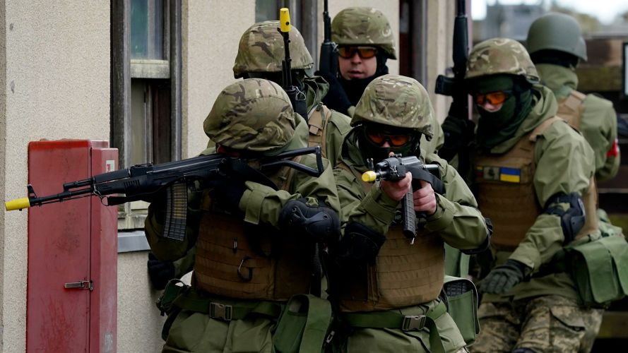 Image ID 2NKWM29 Ukrainian troops take part in urban warfare training at a military base in the South of England 24022023 CREDIT Alamy EXP 23112024
