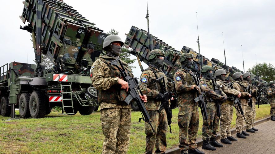 Image ID 2XBBN74 German and Ukrainian soldiers stand in front of Patriot anti-aircraft missile systems visit Ukrainian President Zelensky 11062024 CREDIT Alamy EXP 23112024.jpg