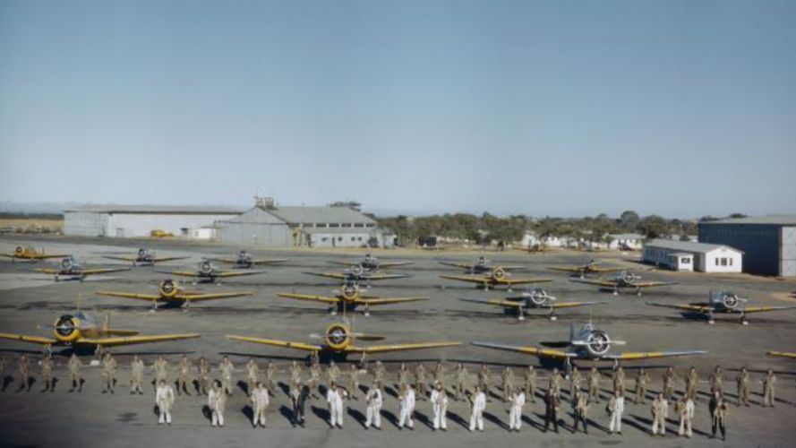 Instructors and pupils WWII in colour (Picture: IWM).