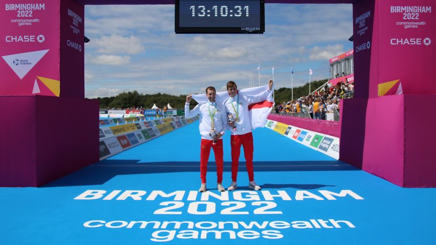 RAF Luke Pollard guiding David Ellis with their gold in the Commonwealth Games 2022 para-triathlon 31072022 CREDIT MOD Crown Copyright.jpg