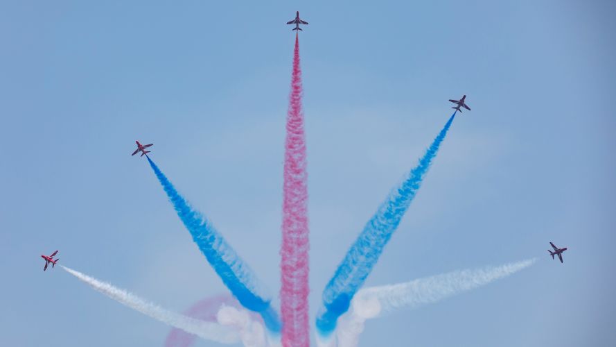 Red Arrows Infinity Break, Red1 prepares to smoke Red and create infinity sign before breaking w blue smoke 17052022 CREDIT MOD Crown.jpg