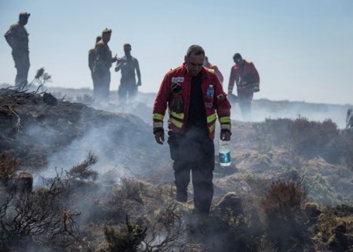 Army battle a wildfire on Saddleworth Moor