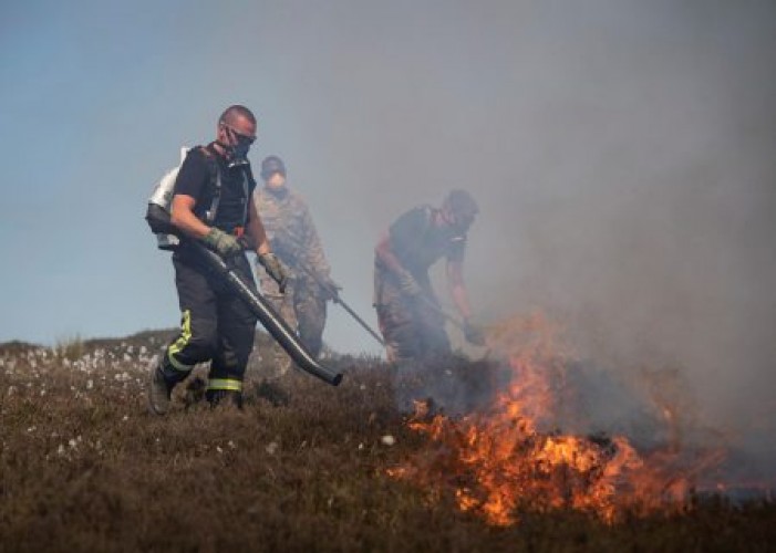 Army battle a wildfire on Saddleworth Moor