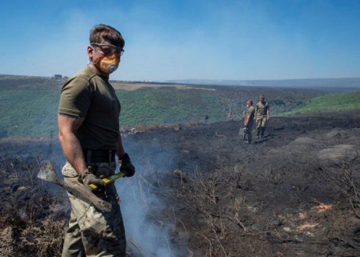 Army battle a wildfire on Saddleworth Moor