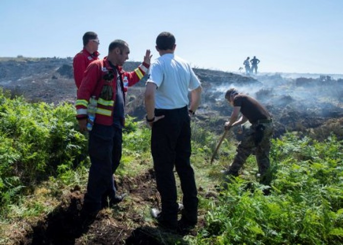 Army battle a wildfire on Saddleworth Moor