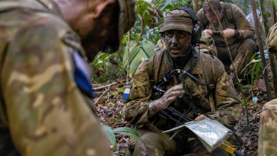 Section Commander from 216 Parachute Signals Squadron gives commands 25012023 CREDIT MOD Crown Copyright.jpg