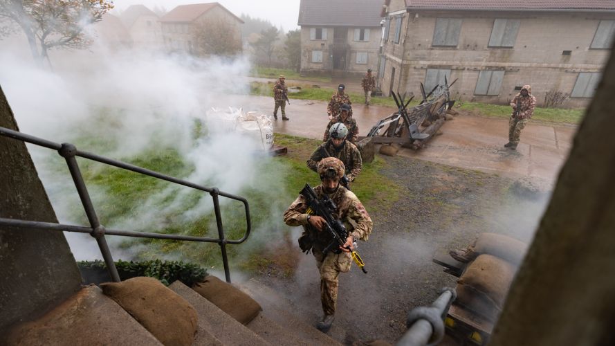 Soldiers from 186 Parachutist Regiment Folgore Italy run through Cellini Village under smoke and simulated artillery fire (Picture: MOD) Soldiers from 186 Parachutist Regiment Folgore Italy runs through Cellini Village Exercise Cambrian Patrol 2026 Breacon Beacons 051026 CREDIT MOD