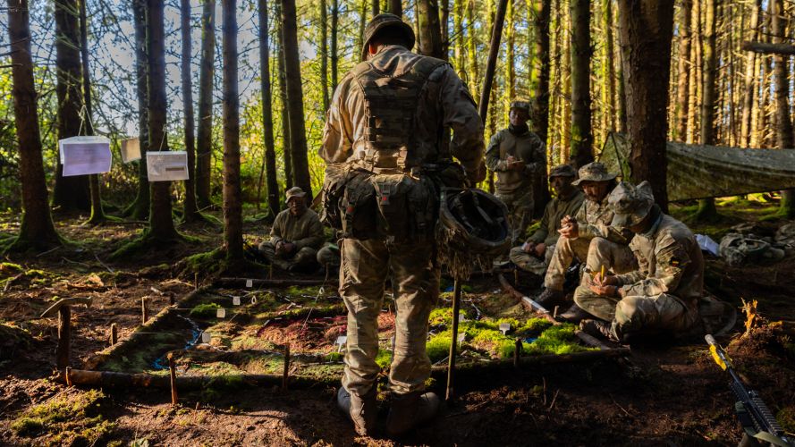 Corporal Kapil Man Ghising (Center) from The Band of The Brigade of Gurkhas delivers orders (Picture: MOD) The Band of The Brigade of Gurkhas given orders Exercise Cambrian Patrol 2026 Breacon Beacons 051026 CREDIT MOD