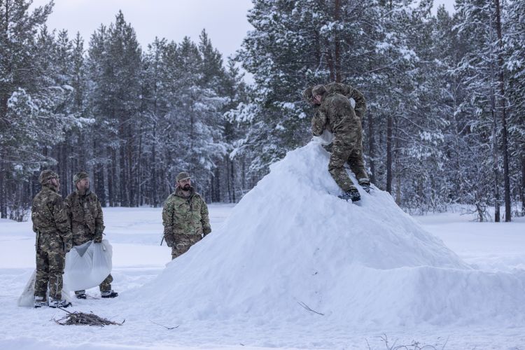 The Commando Helicopter Force members building a shelter in the snow on Operation Clockwork (Picture: Royal Navy).