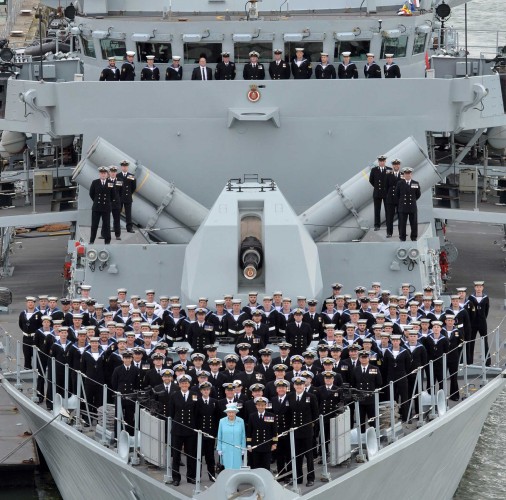 Before leaving the ship, The Queen joined the entire ship’s company for a photograph on the upper deck.