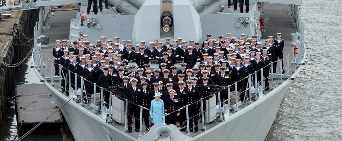 Before leaving the ship, The Queen joined the entire ship’s company for a photograph on the upper deck.