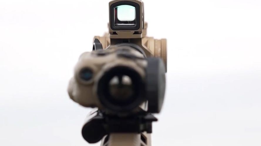 A red dot sight for close engagements sits on top of the 1-10x telescopic sight