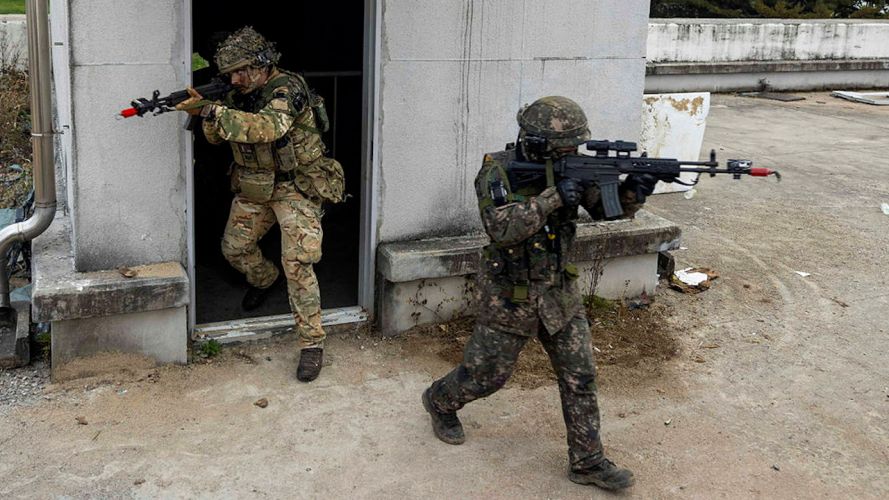 Soldiers from C Company, the 1st Battalion Scots Guards and the Republic of Korean Army breaching a rooftop entrance during the defensive phase of Exercise IMJIN WARRIOR (Picture: MOD).