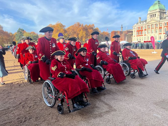 Veterans and servving personnel set off for the Remembrnce march from Horse Guards to Whitehall