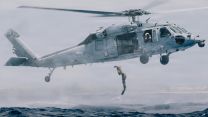 A US Navy Sea Hawk, working with USN and Royal New Zealand Navy explosive ordnance disposal technicians, carries out a training serial off the coast of Oahu