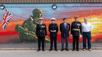 07082025 veteran Marine Peter Robinson with his nephew Marine Ryley Jones with Lt Gen Charlie Stickland and artist David Griffin CREDIT Royal Navy