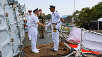 08102025 Commander Rich Kemp greets Lieutenant Harshvardhan Sharma of the Indian Navy CREDIT ROYAL NAVY
