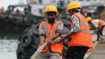 08102025 Dock workers prepare the jetty for HMS Richmond coming alongside CREDIT ROYAL NAVY