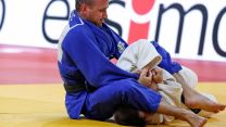 Francis locking in for an arm bar technique Juji-Gatame CREDIT EJU, Carlos Ferreira.jpg 